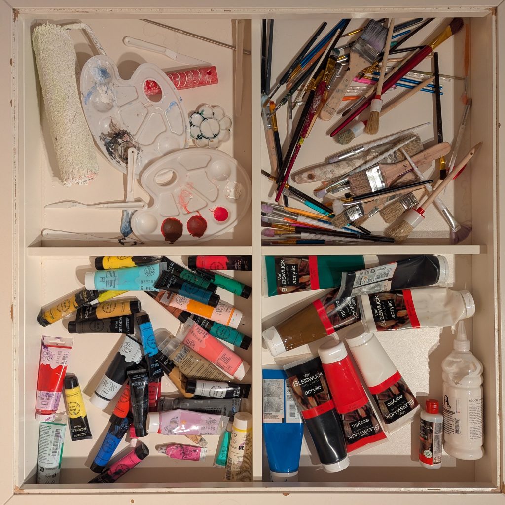 Viele Utensilien zum Malen
