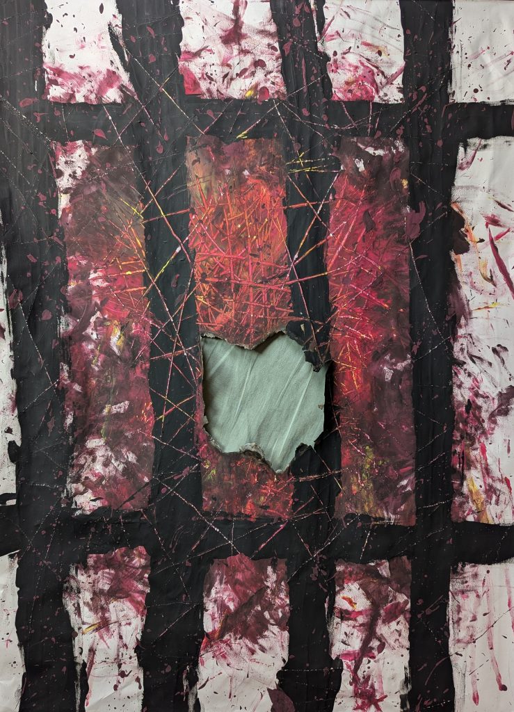 Ein abstraktes Bild mit vorrangig roten Farben und einem dicken schwarzem Gitter im Vordergrund. In der Mitte ist ein Kreis rausgebrannt.